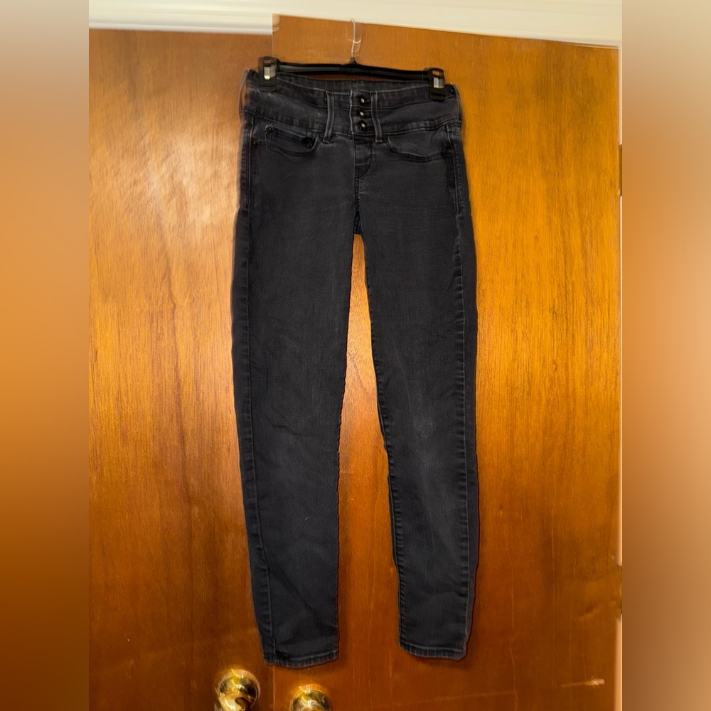 🐠 Levi's Charcoal Skinny Jeans